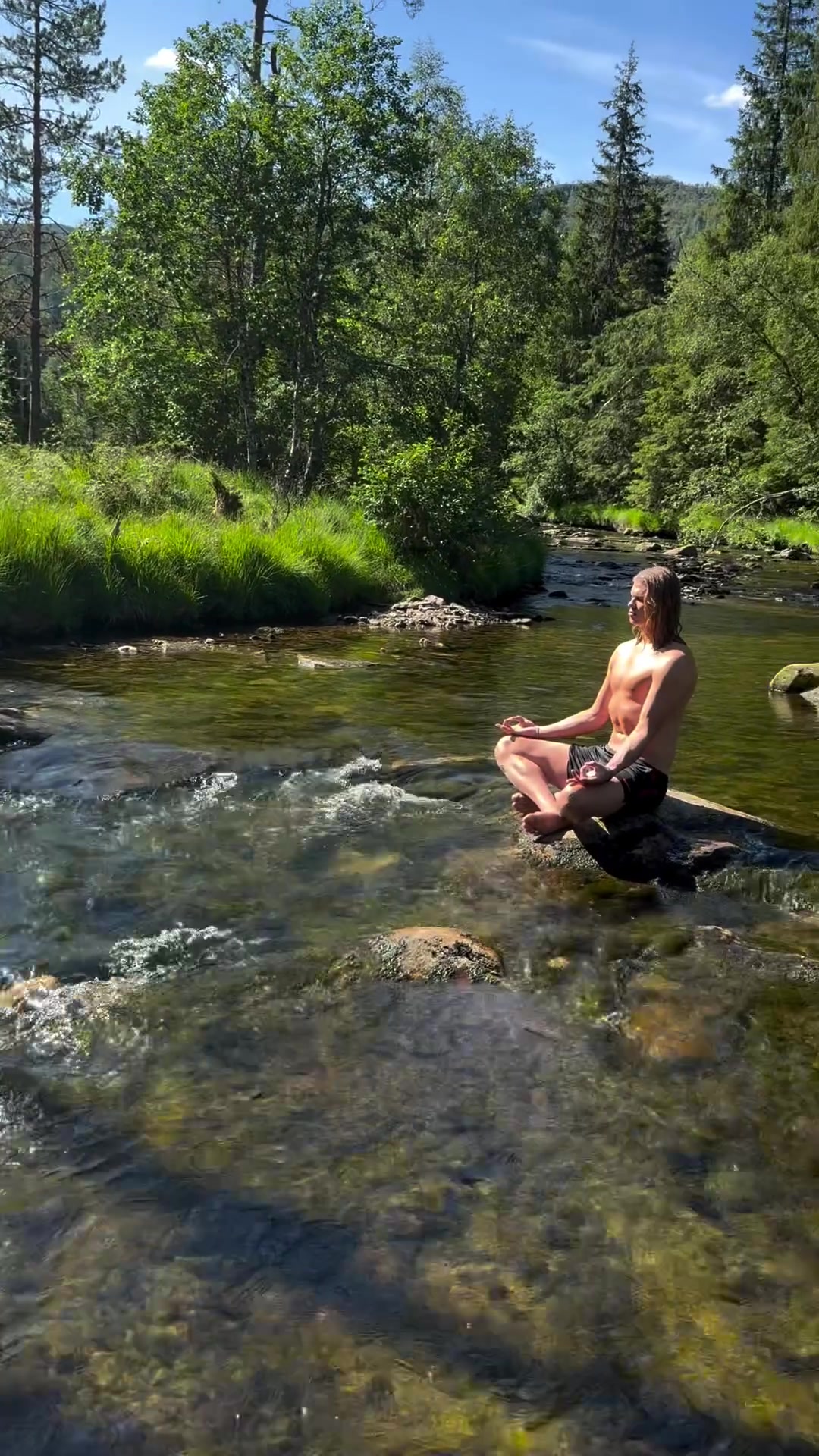 冥想不朽🧘️哈兰德在社交媒体上发布了冥想视频 青山绿水可以平静心灵